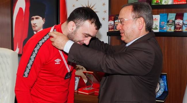 Güreş'teki başarısını Alim ile paylaştı