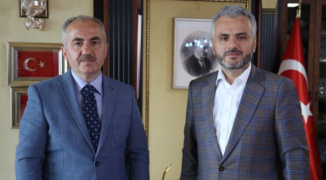 Başkan Rahmi Metin kurbanını Diyanet Vakfına bağışladı