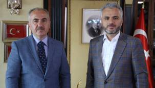 Başkan Rahmi Metin kurbanını Diyanet Vakfına bağışladı