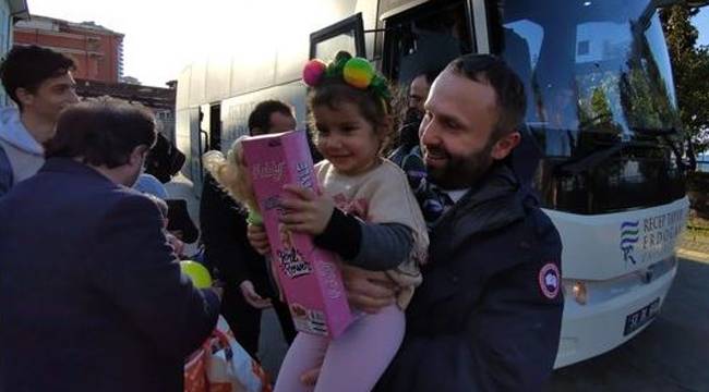Depremzede 170 RTEÜ öğrencisi ve ailesi Rize'ye geldi