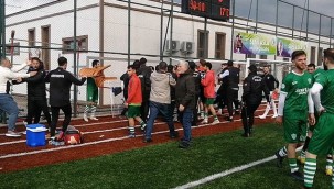 Çayelispor-Güneysuspor maçının ardından saha karıştı