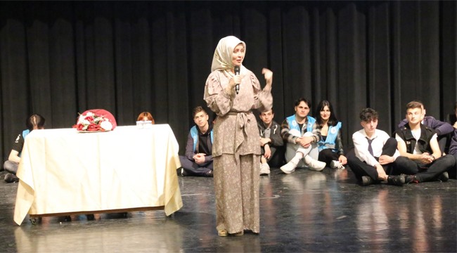 Yazar Hatice Kübra Tongar Rize'de konferans verdi