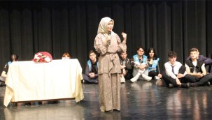Yazar Hatice Kübra Tongar Rize'de konferans verdi
