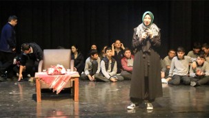 Merve Gülcemal'dan Rize'de Ailemiz ve İdeal Gençlik konferansı